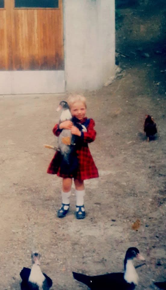 Petra kot deklica z račko na domači kmetiji